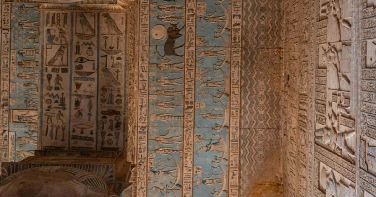 صورة لنقوش ملونة في سقف المعبد