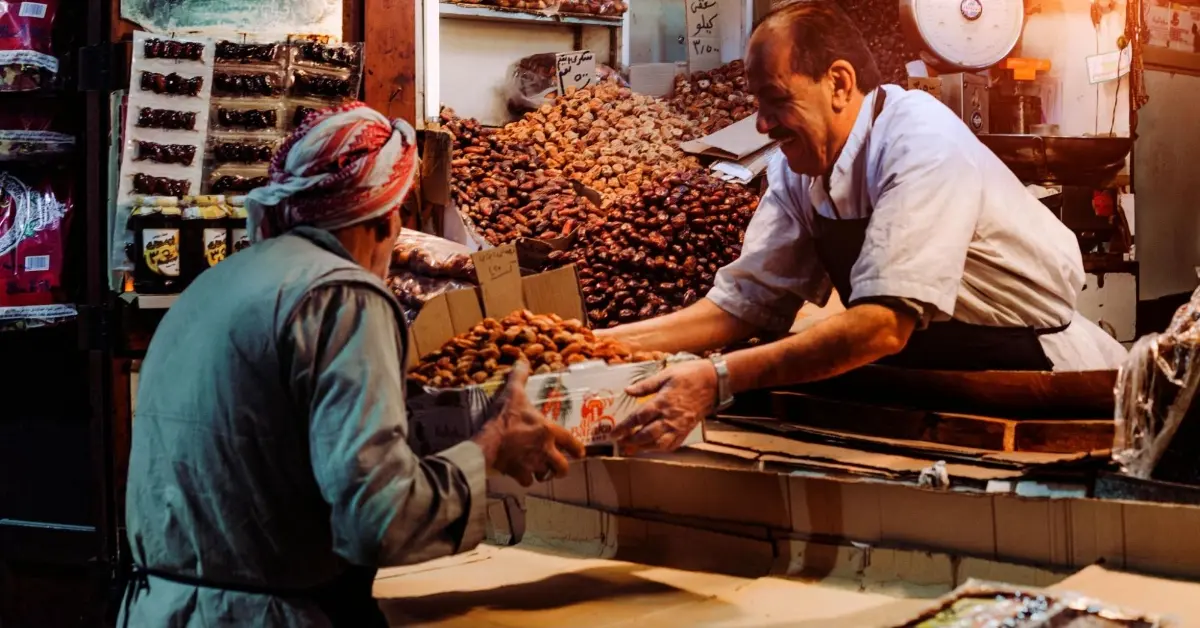 صورة لبائع تمر في سوق محلي