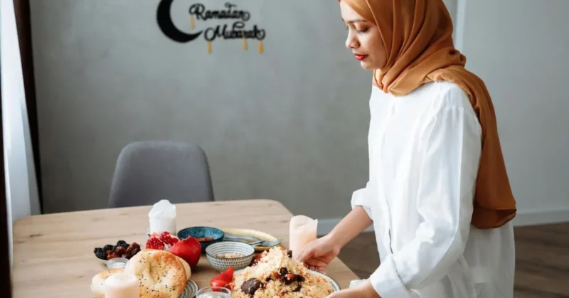 صورة-لربة-منزل-اثناء-تحضير-مائدة-الإفطار