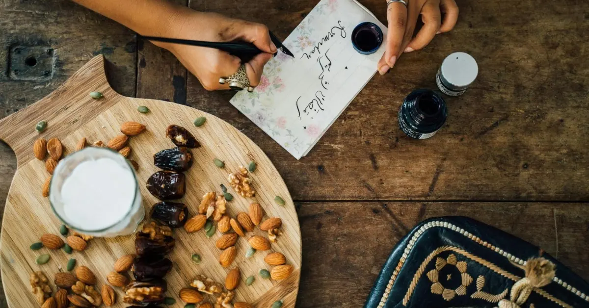 صورة لمكسرات وتمر وحليب مع برقية تهنئة