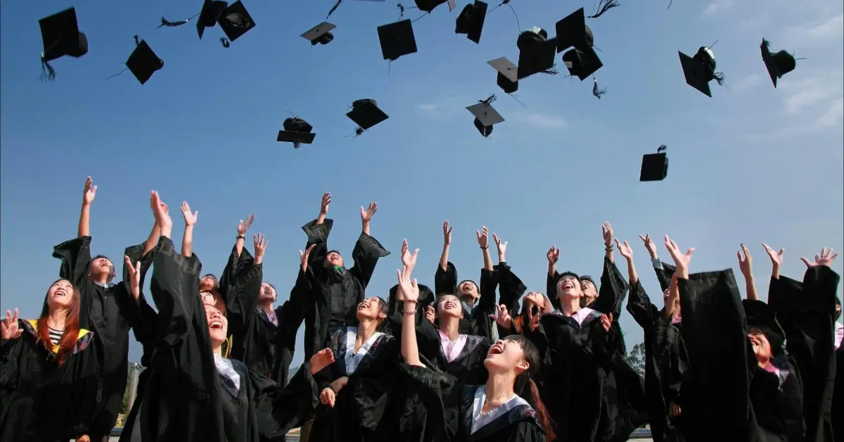 صورة لتخرج طلاب من المدرسة