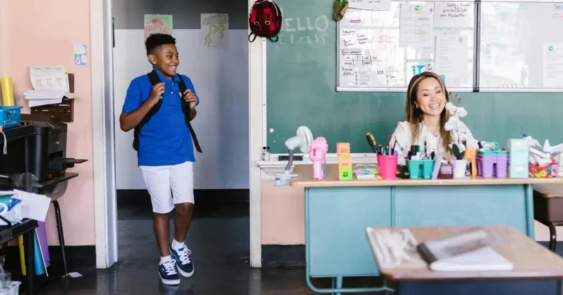 صورة-لطالب-يدخل-فصله-المدرسي-في-أجدى-مدارس-التجمع-الأول