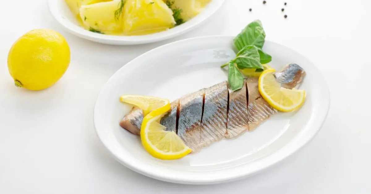 صورة لطبق سمك مملح بالليمون