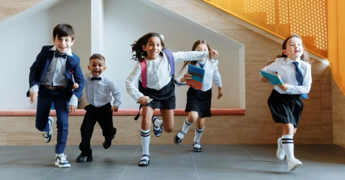 صورة لطلاب صغار بالزي المدرسي