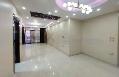 شقة - 3 غرف نوم - 1 حمام للايجار في كامب شيزار - حي وسط - الاسكندرية