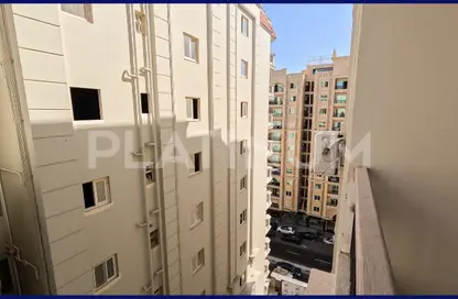 Apartment - 3 Bedrooms - 2 Bathrooms for sale in Madkhal Sharkt Al Nakhl Wa Al Handasa St. - Smouha - Hay Sharq - Alexandria