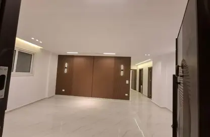 شقة - 3 غرف نوم - 2 حمامات للبيع في شارع البستان - الحي التاسع - الشيخ زايد - الجيزة