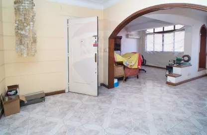 شقة - 4 غرف نوم - 2 حمامات للبيع في شارع عبد السلام عارف - جليم - حي شرق - الاسكندرية