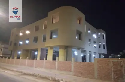 بناية كاملة - استوديو - 2 حمامات للبيع في المنطقة الاولي - مدينة الشروق - القاهرة