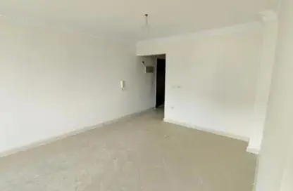 Apartment - 3 Bedrooms - 2 Bathrooms for sale in Gardenia Mall St. - The 1st Settlement - New Cairo City - Cairo