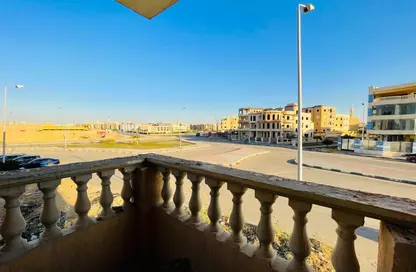 Apartment - 3 Bedrooms - 3 Bathrooms for sale in 3rd District East - Shorouk City - Cairo
