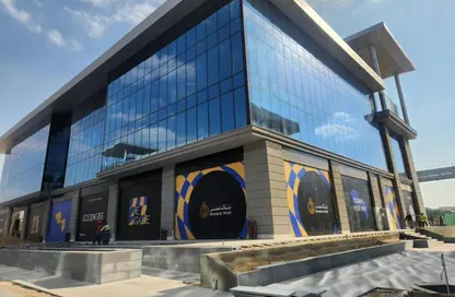 Shop - Studio - 2 Bathrooms for sale in Golden Gate - South Teseen St. - The 5th Settlement - New Cairo City - Cairo