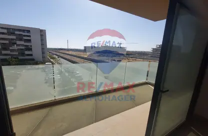 شقة - 2 غرف نوم - 2 حمامات للايجار في كمبوند البروج - كمبوندات الشروق - مدينة الشروق - القاهرة