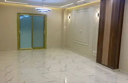 شقة - 3 غرف نوم - 2 حمامات للبيع في البوابة الثالثة القديمة - خفرع - حدائق الاهرام - الجيزة