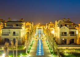 شقة - 6 غرف نوم - 4 حمامات for للبيع in الباتيو 5 ايست - الباتيو - كمبوندات الشروق - مدينة الشروق - القاهرة