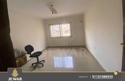 Apartment - 3 Bedrooms - 1 Bathroom for sale in Abo Qir St. - Glim - Hay Sharq - Alexandria