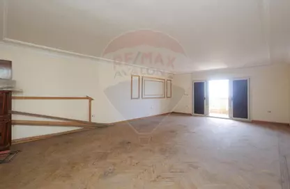 Apartment - 5 Bedrooms - 3 Bathrooms for sale in Gharbo Bek St. - Zezenia - Hay Sharq - Alexandria