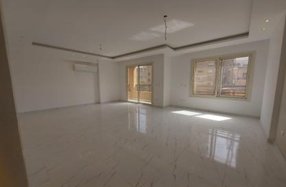 شقة - 3 غرف نوم - 3 حمامات للبيع في شارع شهاب - المهندسين - الجيزة