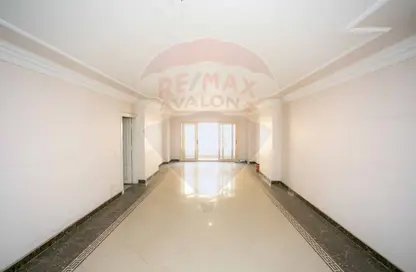 Apartment - 3 Bedrooms - 3 Bathrooms for sale in Abdel Salam Aref St. - Laurent - Hay Sharq - Alexandria