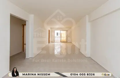 Apartment - 3 Bedrooms - 2 Bathrooms for sale in Madkhal Sharkt Al Nakhl Wa Al Handasa St. - Smouha - Hay Sharq - Alexandria
