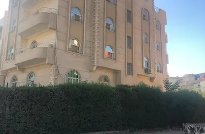 بناية كاملة - 6 غرف نوم - 2 حمامات للبيع في الحي الخامس - مدينة 6 أكتوبر - الجيزة