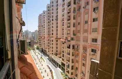 شقة - 3 غرف نوم - 2 حمامات للبيع في شارع شعراوي - لوران - حي شرق - الاسكندرية