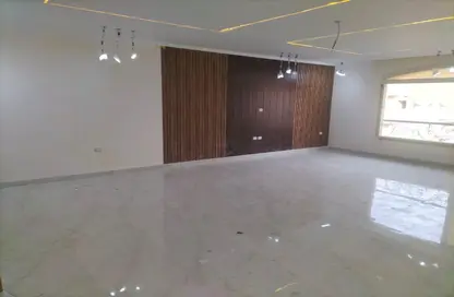 شقة - 4 غرف نوم - 3 حمامات للبيع في شارع البطل احمد عبد العزيز - المهندسين - الجيزة