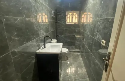 Apartment - 3 Bedrooms - 2 Bathrooms for sale in Ganoob El Acadimia - New Cairo City - Cairo