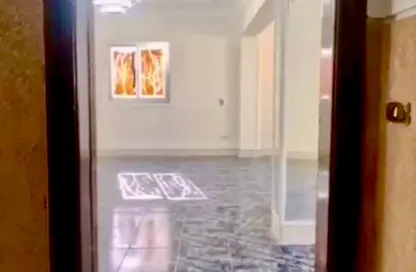 شقة - 3 غرف نوم - 1 حمام للبيع في شارع زكريا عثمان - المنطقة الثامنة - مدينة نصر - القاهرة