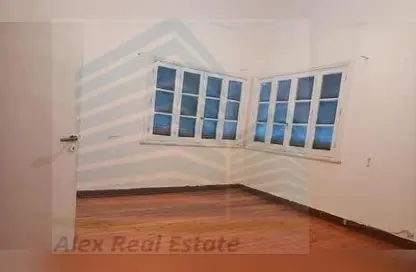 Apartment - 5 Bedrooms - 2 Bathrooms for rent in Abd Al Hameed El Deeb St. - Tharwat - Hay Sharq - Alexandria