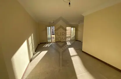 شقة - 2 غرف نوم - 2 حمامات للايجار في شارع شعراوي - لوران - حي شرق - الاسكندرية