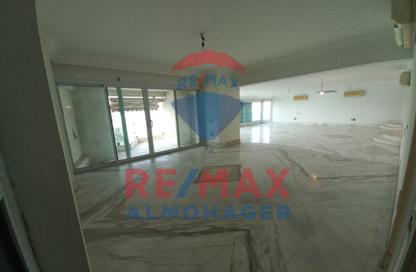 Apartment - 2 Bedrooms - 3 Bathrooms for sale in Nile St. - Dokki - Giza