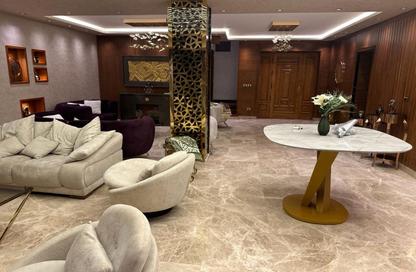Villa - 4 Bedrooms - 5 Bathrooms for sale in Royal City - Sheikh Zayed Compounds - Sheikh Zayed City - Giza