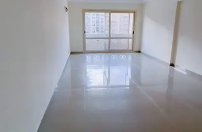 شقة - 3 غرف نوم - 2 حمامات للايجار في شارع محمد فوزي معاذ - سموحة - حي شرق - الاسكندرية