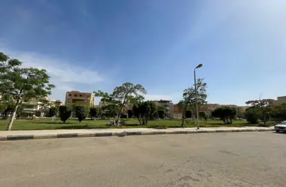 Apartment - 5 Bedrooms - 3 Bathrooms for sale in Ganoob El Acadimia - New Cairo City - Cairo