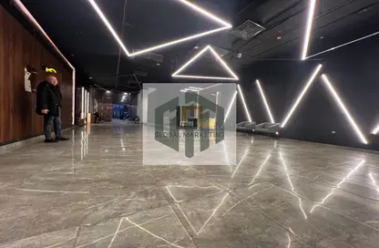 محل تجاري - استوديو - 1 حمام للايجار في شارع مجمع البنوك - شارع التسعين الجنوبي - التجمع الخامس - مدينة القاهرة الجديدة - القاهرة