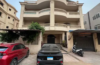 Apartment - 3 Bedrooms - 3 Bathrooms for sale in Street 11 - 1st Neighborhood - 1st District West - Shorouk City - Cairo