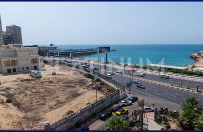 شقة - 4 غرف نوم - 4 حمامات للبيع في شارع قصر الصفا - زيزينيا - حي شرق - الاسكندرية
