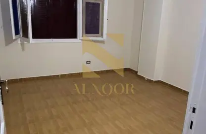 شقة - 3 غرف نوم - 2 حمامات للايجار في شارع دكتور كمال حمدي - الحي الرابع - مدينة 6 أكتوبر - الجيزة