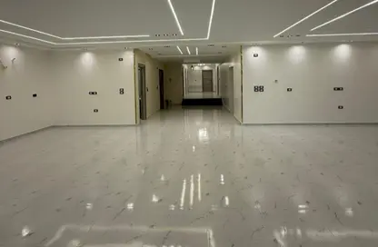 شقة - 4 غرف نوم - 3 حمامات للبيع في شارع عباس العقاد - المنطقة الأولى - مدينة نصر - القاهرة