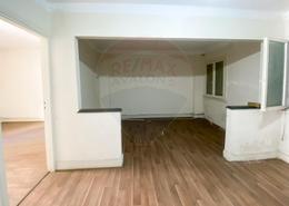 شقة - 4 غرف نوم - 2 حمامات for للايجار in جناكليس - حي شرق - الاسكندرية