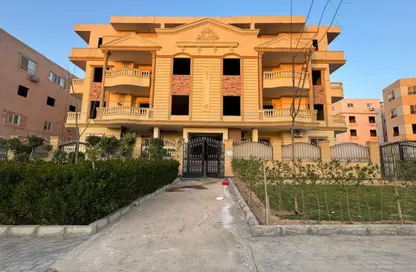 شقة - 3 غرف نوم - 3 حمامات للبيع في حي النادي - مدينة الشروق - القاهرة