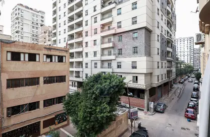 شقة - 4 غرف نوم - 2 حمامات للبيع في شارع إبراهيم نصير - لوران - حي شرق - الاسكندرية