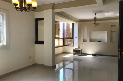 شقة - 2 غرف نوم - 2 حمامات للايجار في شارع مصدق - الدقي - الجيزة