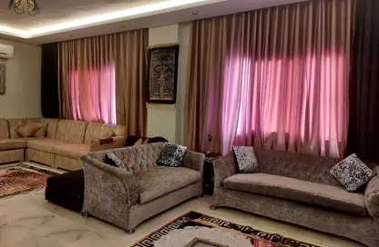 شقة - 3 غرف نوم - 2 حمامات للبيع في المنطقة الرابعة - مدينة الشروق - القاهرة
