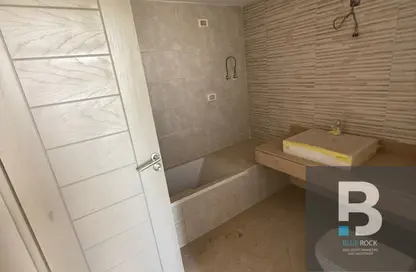 Apartment - 3 Bedrooms - 4 Bathrooms for sale in New Giza - Cairo Alexandria Desert Road - 6 October City - Giza