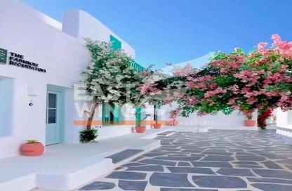 Chalet - 2 Bedrooms - 2 Bathrooms for sale in Mountain View - Ras Al Hekma - North Coast