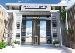 Chalet - 4 Bedrooms - 6 Bathrooms for sale in Hacienda White - Sidi Abdel Rahman - North Coast
