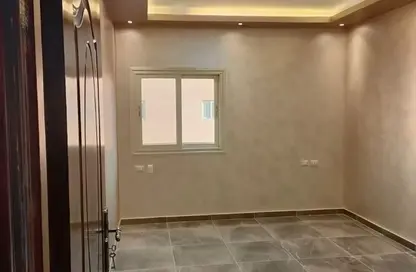 Apartment - 2 Bedrooms - 1 Bathroom for rent in Abou El Houl - New Cairo City - Cairo