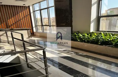 عيادة - استوديو - 1 حمام للايجار في مول ويست بارك - محور 26 يوليو - مدينة 6 أكتوبر - الجيزة